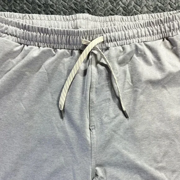Vuori Mens Light Gray Performance Athletic Shorts Zipper Pockets Size XL